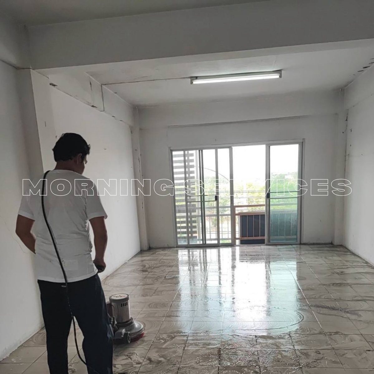 ขัดพื้นบ้านหลังงานก่อสร้างด้วยเครื่องขัดพื้น
