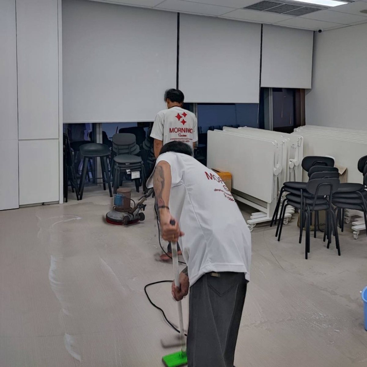 ขัดพื้นออฟฟิศด้วยเครื่องขัดพื้น