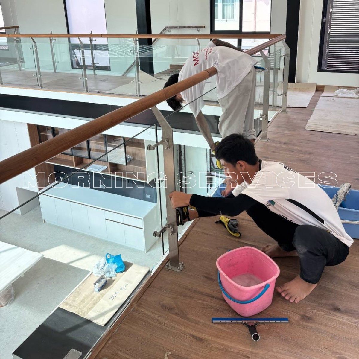 เช็ดราวกระจกบ้าน 2 ชั้น